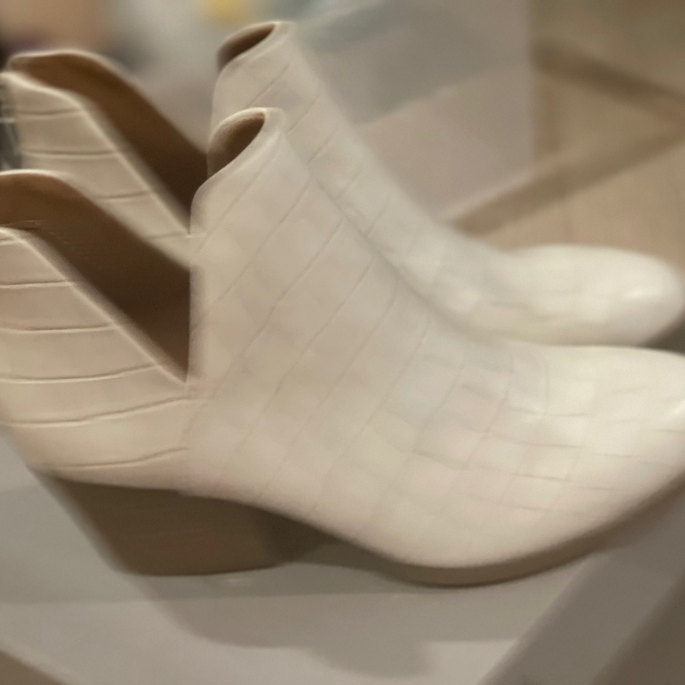 WHITE ANKLE BOOT.    SIZE 9
